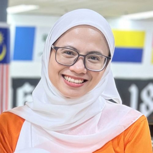 Portrait pic of Nurul, she is smiling happily into the camera